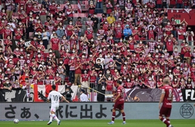 熱い気持ちでヴィッセル神戸の選手たちを後押しし続けてきたサポーター＝５月１４日、神戸市兵庫区、ノエビアスタジアム神戸