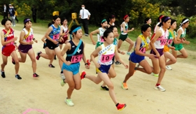 兵庫県高校駅伝阪神地区予選　スタートする女子１区の選手たち＝西宮市の武庫川河川敷
