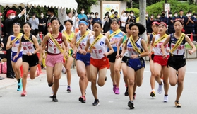 兵庫県高校駅伝東播地区予選　一斉にスタートする女子選手たち＝西脇市総合市民センター前