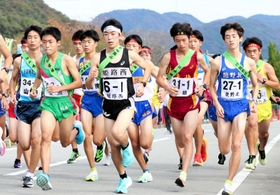 兵庫県高校駅伝西播地区予選、一斉にスタートする男子１区の選手たち＝兵庫県上郡町苔縄