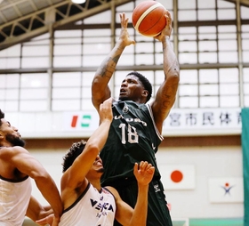 西宮-長崎　第２クオーター、シュートを決める西宮のジョーンズ（Ｂリーグ提供）