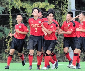 神戸科技－市西宮　後半、値千金のゴールを決めた楠木（３）に駆け寄る神戸科技の選手ら