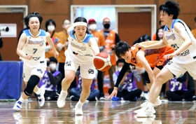 Ｗリーグでの初試合で果敢にボールを奪って攻め上がる姫路イーグレッツの選手たち（左から文屋、白崎、樋口）＝２２日午後、新潟県阿賀野市、水原総合体育館（撮影・大山伸一郎）