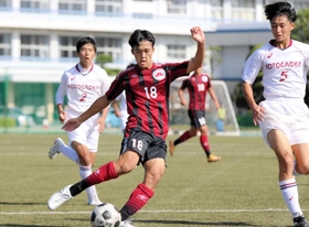 三田学園－琴丘　前半、右足で先制ゴールを決める三田学園のＭＦ鬼武（１８）