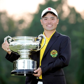 笑顔で優勝カップを手にする蟬川泰果＝２３日午後、三木市の三甲ゴルフ俱楽部ジャパンコース（撮影・坂部計介）