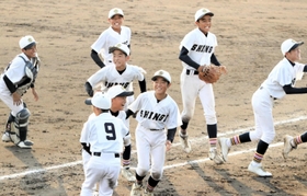 新宮-甲陵　初優勝を決めて笑顔の新宮ナイン