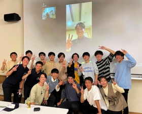 同級生らと画面越しに記念写真に納まる橋本達弥投手（中央上）＝長田高校、神戸市長田区池田谷町２