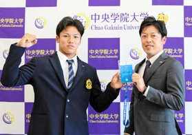 ヤクルトの担当スカウトから指名挨拶を受けた橋本星哉（左）。高津臣吾監督直筆の「一緒に頑張ろう」のメッセージを受け取った＝２６日午後、千葉県我孫子市の中央学院大（大学提供）