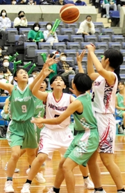 女子決勝・百合中-Ｎｏｒｔｈ　Ｗａｖｅ　第４クオーター、ボールを奪いにいくＮｏｒｔｈ　Ｗａｖｅの吉田（９）ら