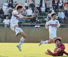 滝川第二－神戸弘陵　後半、均衡する展開で鮮やかな決勝点を決めた滝川第二のＦＷ西村（左）＝アスパ五色（撮影・小林良多）