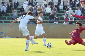 滝川第二－神戸弘陵　後半、均衡する展開で鮮やかな決勝点を決めた滝川第二のＦＷ西村＝アスパ五色（撮影・小林良多）