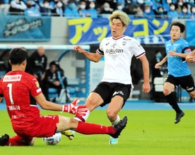 川崎－神戸　後半、神戸の大迫がシュートを放つも、川崎のＧＫ鄭成龍に止められる