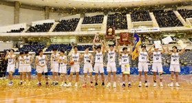 ２年ぶりに優勝を決め喜ぶ報徳の選手＝神戸市須磨区、グリーンアリーナ神戸（撮影・坂井萌香）