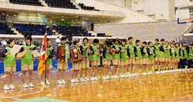 ３連覇を喜び合う三田松聖の選手ら＝神戸市須磨区、グリーンアリーナ神戸（撮影・坂井萌香）