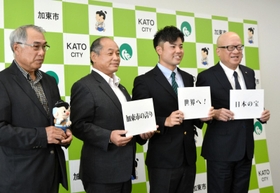 岩根正加東市長（右から３人目）らと記念写真に納まる蟬川泰果（同２人目）＝３１日午前、加東市役所