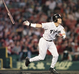 美しい打撃フォームからアーチを架けた元阪神の桧山進次郎氏＝２０００年７月１５日、甲子園