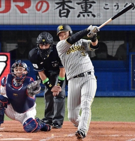 豪快なスイングを見せる阪神の大山悠輔＝１０月１２日、神宮