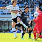 福岡－神戸　前半、積極的にシュートを放つ神戸のＦＷ大迫（左）＝福岡市、ベスト電器スタジアム