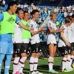 福岡－神戸　３連勝を飾り、アウェーに駆け付けたサポーターと喜び合う神戸の選手たち＝福岡市、ベスト電器スタジアム