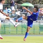 サッカー少年男子１回戦・兵庫-東京　後半ロスタイム、兵庫の茨木主将（右）が執念のボレーシュートを決め、１-２とする（撮影・長嶺麻子）