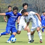 サッカー少年男子１回戦・兵庫-東京　前半、ＦＷ森田皇翔（左）がドリブルで攻めるも阻まれる＝２日午後、栃木県、益子町南運動公園陸上競技場（撮影・長嶺麻子）