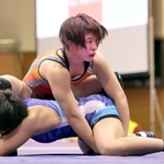 レスリング女子フリースタイル６２キロ級決勝　ライバルでもある花井瑛絵（下）の脚を取る南條早映＝ＦＵＫＡＩ　ＳＱＵＡＲＥ　ＧＡＲＤＥＮ　足利（撮影・長嶺麻子）