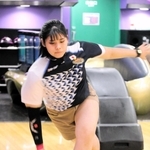 安定した投球フォームでストライクを連発するボウリング女子の石田万音＝神戸市中央区、ラウンドワン三宮駅前店