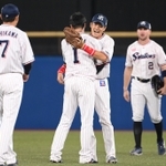 現役最後の試合で、チームメートの山田哲人と抱き合って感極まるヤクルト坂口智隆＝３日午後、神宮（撮影・金田祐二）