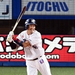引退試合で安打を放つ坂口智隆＝３日午後、神宮（撮影・高石航平）