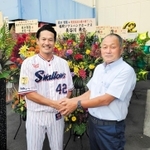 現役最後の試合前に恩師の神戸国際大付高・青木尚龍監督（右）と握手を交わすヤクルト坂口智隆＝３日午後、東京都内（提供写真）