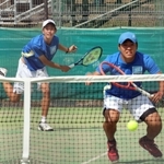 テニス少年男子準々決勝　強豪の東京を相手に、１-２で惜敗した兵庫の原﨑朝陽（右）と唐津裕貴＝栃木県宇都宮市、栃木県総合運動公園コート（撮影・長嶺麻子）