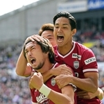 神戸-広島　前半、先制ゴールを決め喜び叫ぶ神戸の菊池（手前左）＝ノエビアスタジアム神戸（撮影・秋山亮太）