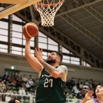 西宮-熊本　第２クオーター、シュートを放つ西宮のディメッツ（２７）＝撮影・吉田敦史
