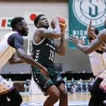 西宮-熊本　第２クオーター、シュートを狙う西宮のジョーンズ（１８）＝Ｂリーグ提供