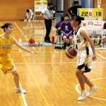 豊岡総合との女子１回戦でボールを運ぶ上郡のエース児島（右）＝神戸市須磨区