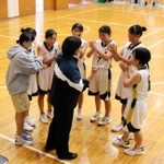 初戦突破を果たして喜ぶ女子上郡のメンバー＝神戸市須磨区