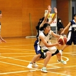 女子２回戦の洲本戦で攻める上郡の片上（中央）＝神戸市須磨区