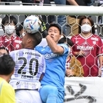 けがを恐れず果敢にゴールマウスを守る神戸のＧＫ前川＝８日、ノエビアスタジアム神戸