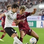 神戸-湘南　後半、果敢に攻める神戸の大迫（右）＝ノエビアスタジアム神戸（撮影・坂井萌香）