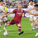 総合ランキングで７位に選ばれたヴィッセル神戸のアンドレス・イニエスタ（中央）＝８月３日、ノエビアスタジアム神戸