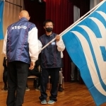 兵庫県選手団を代表して県旗を受け取った陸上の中川龍一＝神戸市中央区、県民会館