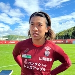 小さい頃から憧れの選手だった中村俊輔の引退について語るＪ１神戸のＤＦ初瀬亮＝神戸市西区、いぶきの森球技場