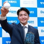 広島から５位指名され、意気込む大阪ガスの河野佳投手＝２０日午後、西宮市今津西浜町の大阪ガス今津総合グラウンド（撮影・吉田敦史）