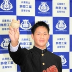 ソフトバンクから育成枠で指名を受け、ポーズをとる飾磨工高の岡植純平投手＝２０日午後、姫路市飾磨区の同校（撮影・大山伸一郎）