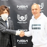 ファンクラブを共同運営するＦＯＲＣＥの川口真礼社長（左）と握手を交わすイニエスタ＝大阪市北区