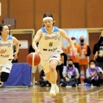 初陣で奮闘した姫路イーグレッツの選手たち＝２２日午後、新潟県阿賀野市の水原総合体育館（撮影・大山伸一郎）