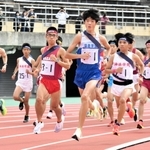 兵庫県高校駅伝大会出場権を懸け、号砲と共に駆け出す神戸地区の男子選手たち＝三木総合防災運動公園周回コース