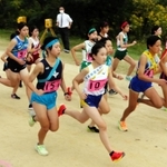 兵庫県高校駅伝阪神地区予選　スタートする女子１区の選手たち＝西宮市の武庫川河川敷