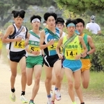 兵庫県高校駅伝阪神地区予選男子１区、２位集団で力走する選手たち＝西宮市の武庫川河川敷