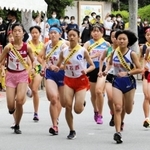 兵庫県高校駅伝東播地区予選　一斉にスタートする女子選手たち＝西脇市総合市民センター前